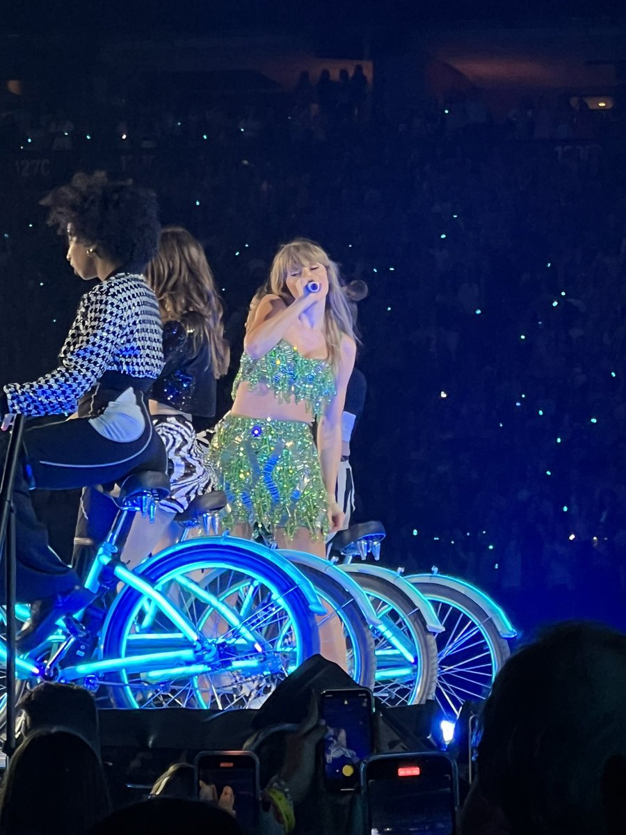 KatelynFitts's tweet photo. @hushmirrorball Atlanta Section B Row 11 https://t.co/fIvVV8b0I6