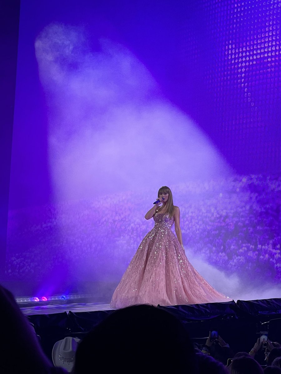 KatelynFitts's tweet photo. @hushmirrorball Atlanta Section B Row 11 https://t.co/fIvVV8b0I6
