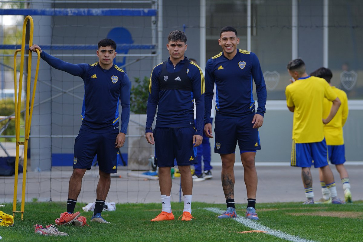 BocaJrsOficial's tweet photo. Cuatro bosteros mirándose 😀 https://t.co/8H3e6hqJh8