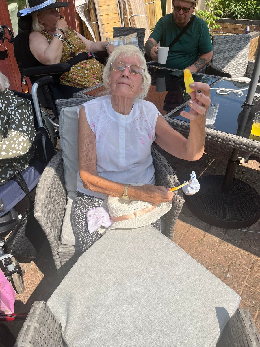 HeatherValeAH's tweet photo. We definitely have been making the most of the warm weather. Whilst keep cool and hydrated with some ice cold lollies. 🍭☀️🍹☀️ #Summer #OutdoorSpaces #IceLolly #Sunshine #Garden #HeatherVale https://t.co/xqQh015FXN