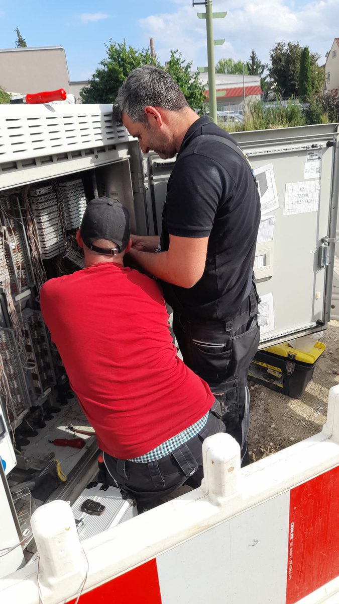 it_scholz's tweet photo. Die Elite der IT Service Scholz auf einer Baustelle 👍😄
Danke Jungs für eure stets einwandfreie Arbeit und habt einen wohlverdienten Feierabend!

#it #itscholz #internet #itdienstleister #infrastruktur #telekom #baustelle #tiefbau #störung #glasfaser https://t.co/NWRUuQIqfm