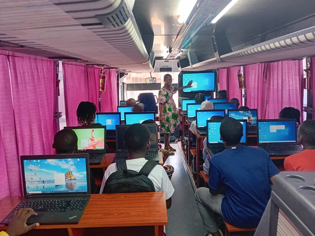 #KidsMakersChallenges2023 a démarré ce matin. Une vingtaine d'enfants dans #BloBus pour vivre le #numérique pendant ces vacances. Ils seront outillés et formés sur la programmation, la petite électronique et la robotique. Rendez-vous le 22/07 pour le challenge final. #BloLab