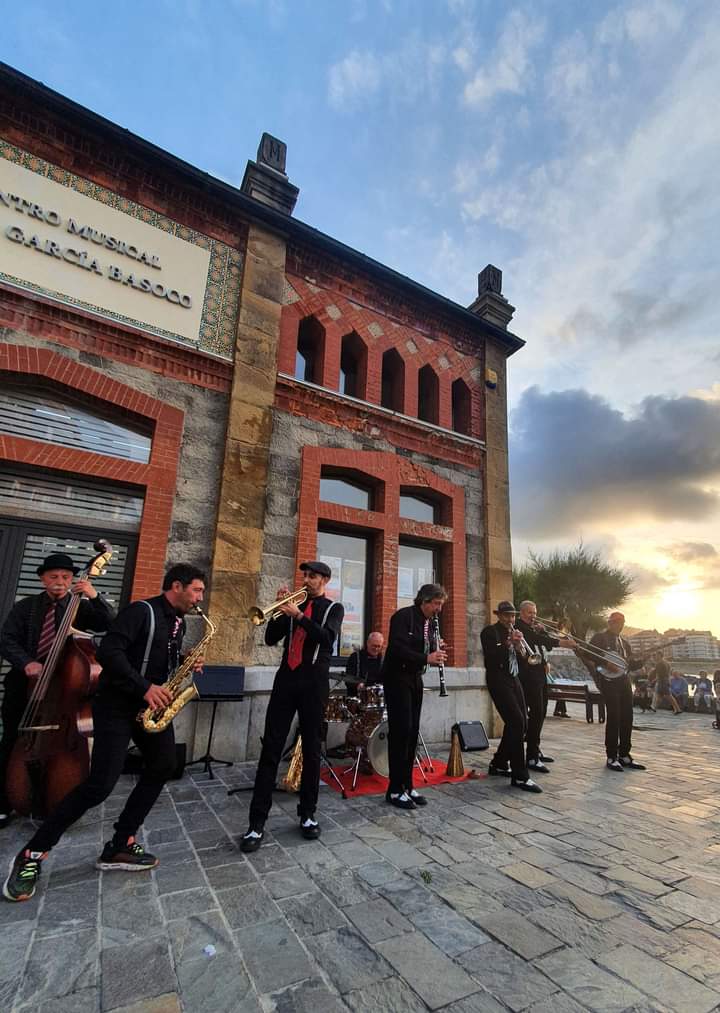 🎶 Mañana arranca el ciclo musical de referencia del verano castreño: ¡los Martes del Basoco!
⌚ A las 20 h., en el Centro Musical García Basoco, Jaguayano abrirá una programación diferente, y después serán los martes de julio y agosto salvo el 15 de agosto.
#música #conciertos