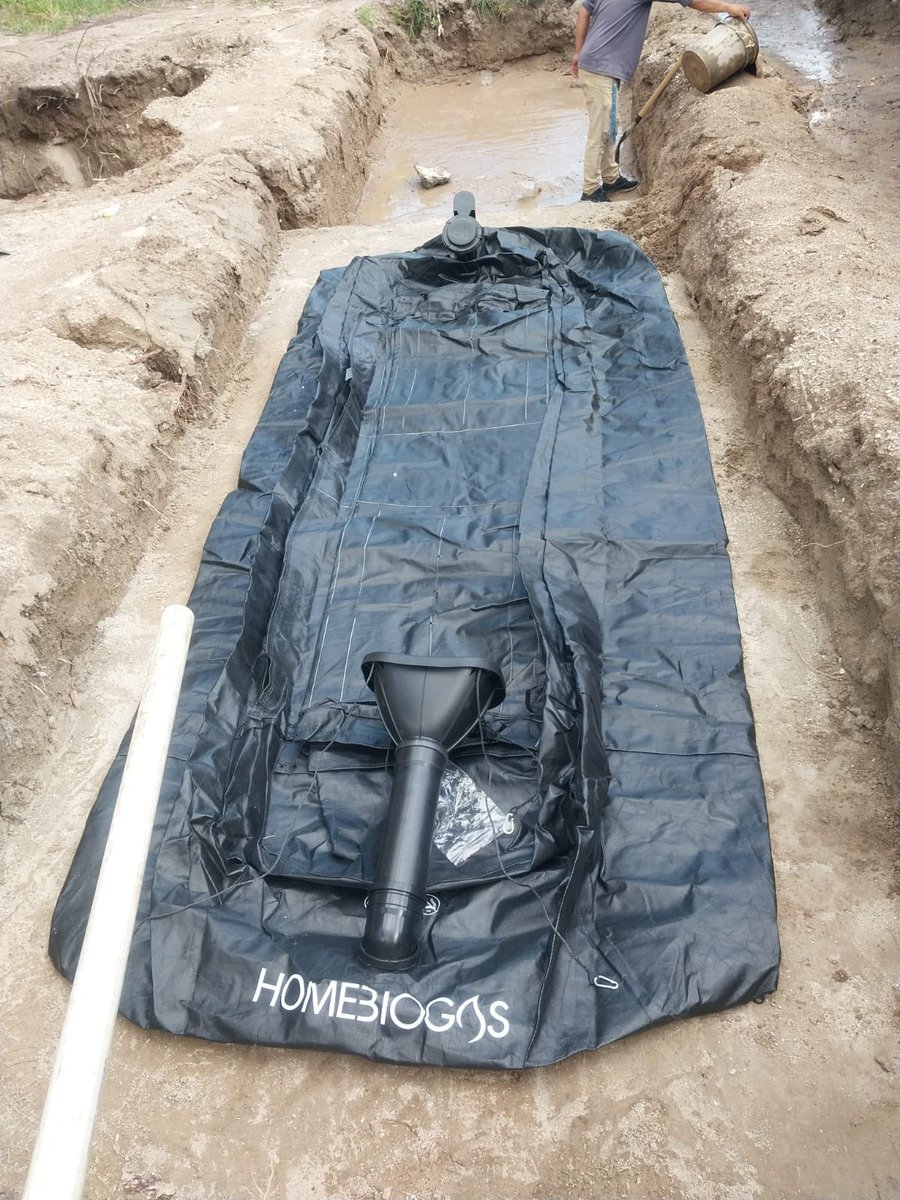 misol140's tweet photo. Este lunes, nuestros equipos en coordinación con @CECSA_SV y @AutoridadAguaSV, @CastanedaCJorge, instalan los biodigestores en el proyecto que se construye para 14 familias en San Bartolomé Perulapía, Cuscatlán. https://t.co/OucqwKoHX7
