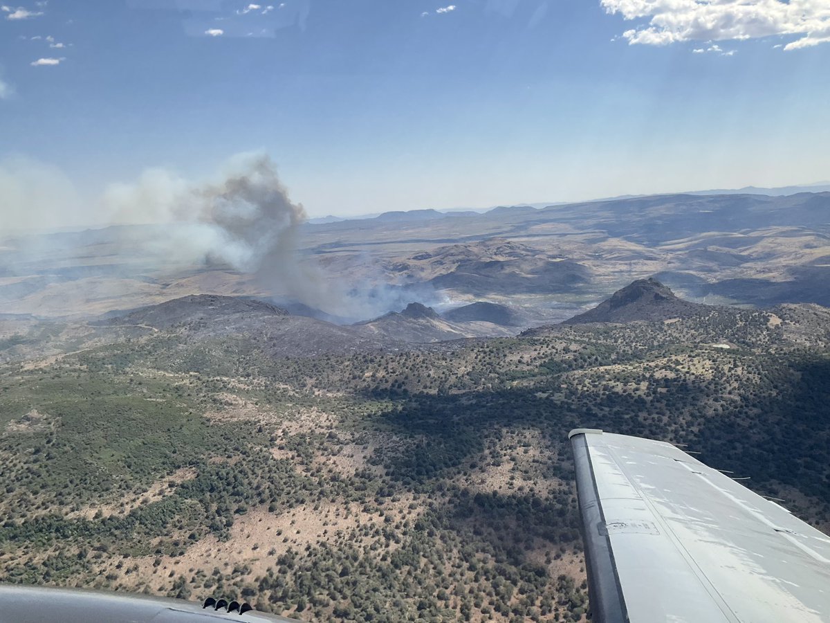 azstateforestry's tweet photo. #PilotFire: 1,776 ac. Fire making uphill runs S. to Burro Mesa, backing & creeping NE to Bear & Sheep Creeks. SE side, fire bumping 2-track rd & could hold fire on that side. AA may launch 2day to check heat signature N of fire. Loc. 20 mi. E Wikieup in Mohons.
#AZFire #AZForest https://t.co/caPKFJpf5l