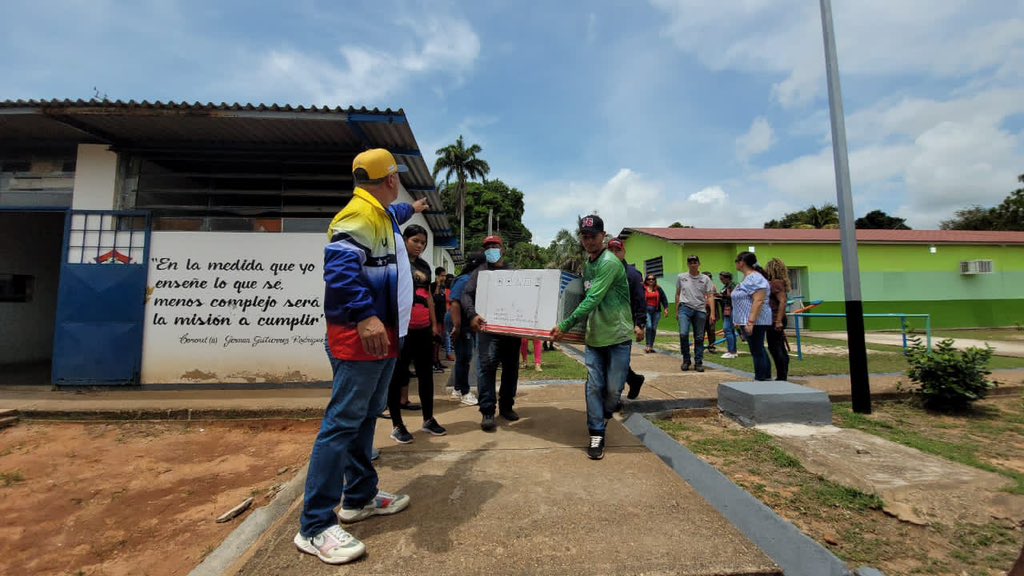 comandosergioh's tweet photo. Hoy llevando alegría a nuestros docentes, personal administrativo y los niños del #Caipa Bolívar porque juntos todo es posible, por el bienestar de nuestro pueblo #ConMaduroMásPueblo https://t.co/XUMqo8BrQx