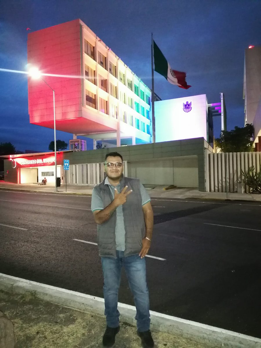 GozPerSal's tweet photo. Aquí a las afueras de @Legislatura_Qro con los colores del Arcoíris en su edificio. 
Gran mensaje de inclusión para la comunidad LGBTI +🏳️‍🌈🏳️‍⚧️ https://t.co/VcE15bJmfG
