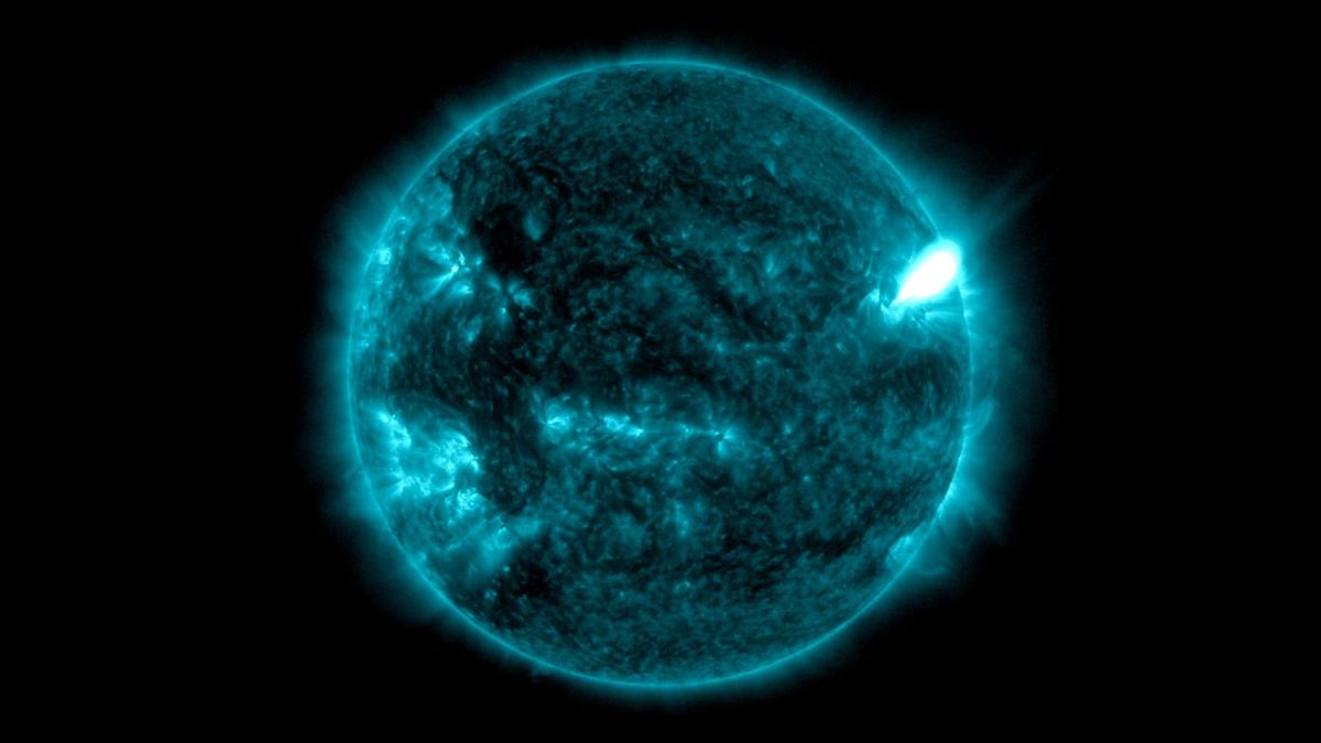 SPACEdotcom's tweet photo. Sun blasts out powerful X-class solar flare causing radio blackouts on Earth (video) https://t.co/9yLetOANVb https://t.co/7a85sx1Ldn