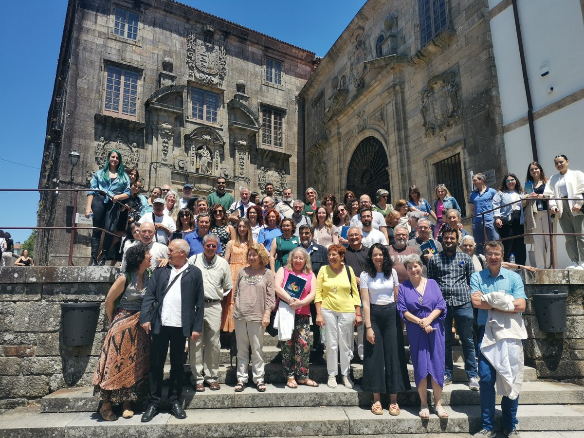 O 11 de xuño de 1983 constituíuse en Santiago Nova Escola Galega, un movemento asociativo de base de docentes e técnicos de educación que buscaba impulsara a renovación pedagóxica e a galeguización do sistema educativo no país praza.gal/acontece/nova-…
