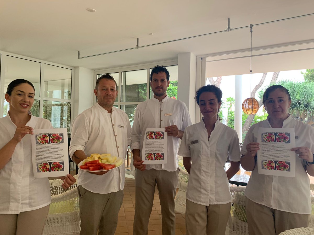 En esta época del año, la fruta es uno de los mejores alimentos.

Nuestros compañeros de la familia #WeAreMelia de #CalaDOr lo saben bien disfrutando de ellas ayer en el Día Mundial de la Fruta 🍇 🍉 🍈 🍍 🍌  🍏 🍑 🍒 🍓 🥝