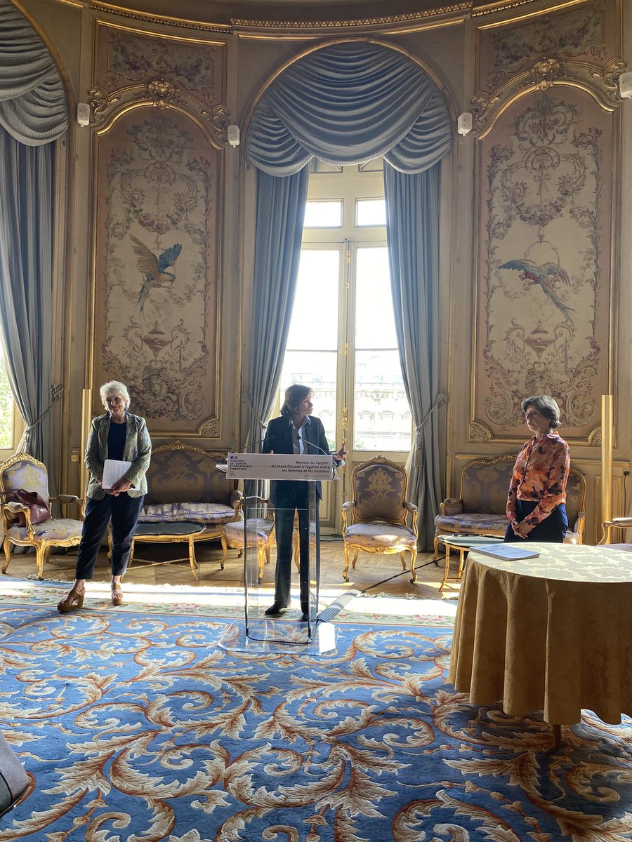 Remise de l’évaluation de la stratégie internationale de la France pour l’égalité femmes-hommes par le @HCEfh à @MinColonna & @RomeIsabelle : un panorama des progrès de ces 5 dernières années et des recommandations pour poursuivre l’approfondissement de la #diplomatieféministe 🇫🇷