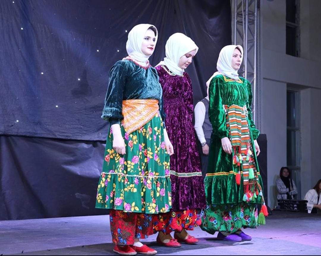 KaramanValiligi's tweet image. “Hayırlı olsun”

Sarıveliler ilçemizde düğün ve bayram gibi özel günlerde kadınlar tarafından giyilen yöreyle özdeşleşmiş “Sarıveliler Yöresel Giysileri” tescil edilerek Türk Patent Kurumunun Resmî Coğrafi İşaret ve Geleneksel Ürün Adı Bülteni&apos;nde yayınlandı.