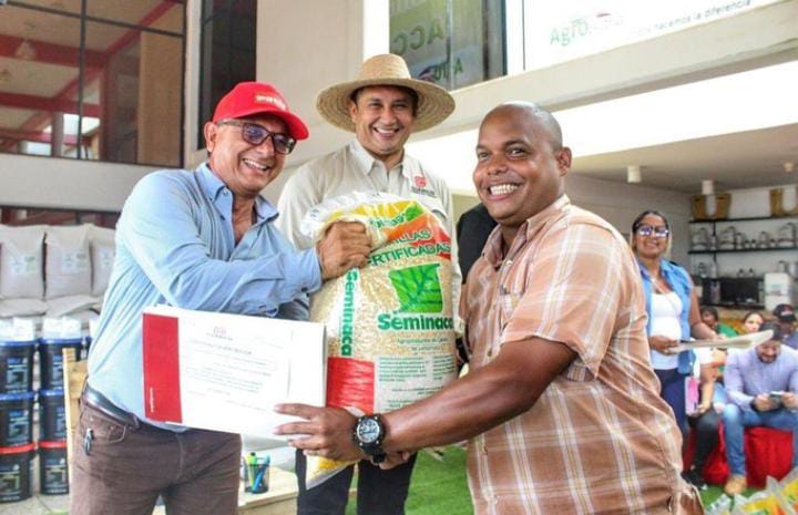 11 consejos comunales de Guárico recibieron insumos agrícolas #Guárico A través del Plan Comunero beneficiaron a campesinos de Valle de la Pascua #ConMaduroMásPueblo @leidy09670511
