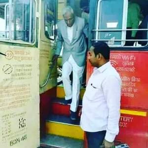 गणपतराव(आबा) देशमुख तब्बल ११ वेळा म्हणजे जवळपास ५५ वर्षे आमदार होते तेही एकाच पक्षात आणि एकाच झेंड्याखाली.निष्ठेला परसाकडच्या डबड्याची किंमत असणार्या काळात अशी पन माणसं असू शकतात हे पाहून नवल वाटतय.हे खर्या अर्थाने महाराष्ट्राचे वैभव होते.
#SharadPawar #MaharashtraPolitics