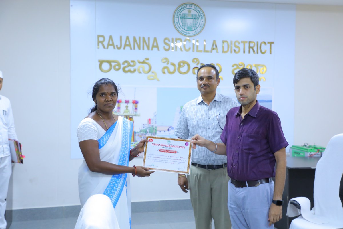 Collector_RSL's tweet photo. ప్రభుత్వ ఆసుపత్రుల్లో ప్రసవాల సంఖ్య పెంచేందుకు క్షేత్ర స్థాయిలో కృషి చేసిన ఉత్తమ ఏఎన్ఎం లు, ఆశా కార్యకర్తలకు ప్రశంసా పత్రాలను అందజేసిన దృశ్యం.

@TelanganaCMO @KTRBRS @BRSHarish @IPRTelangana https://t.co/lklpalhwBE