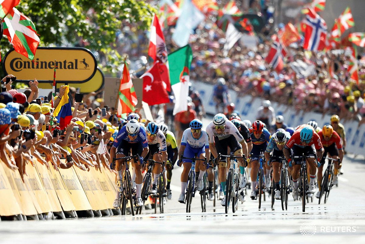 sandra_auger's tweet photo. Cycling - Tour de France - Stage 3 - Amorebieta-Etxano to Bayonne - France - July 3, 2023. #reuters #TourDeFrance2023 #TDF2023 @reuterspictures 📸@benoit_tessier @stephanemahe https://t.co/GlJiOsGWDZ