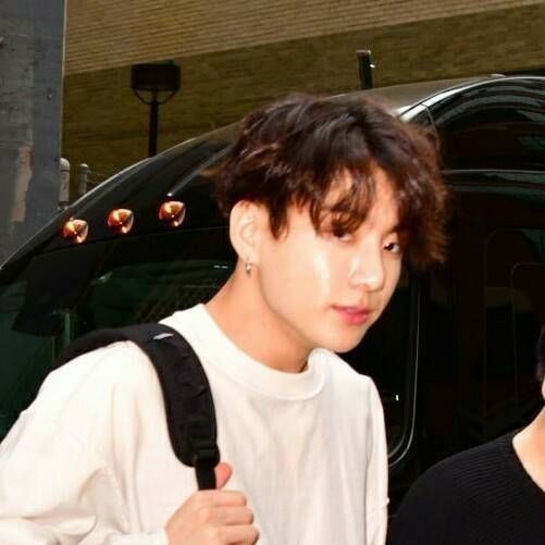 tarttttttttttt's tweet photo. #vkook ау, где...

— вам нравится париж? — тэхен оборачивается к парню, что глазеет на него уже минут десять, и мило улыбается. приятный незнакомец выглядит растерянно и зачарованно.

— ах? — чонгук теряется ещё больше от столь необычной, чуть квадратной, улыбки. https://t.co/DFMWyk4iNN
