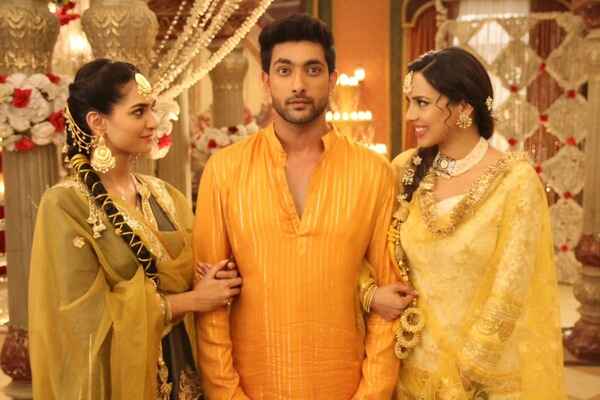 TVLoverrr's tweet photo. #DharamPatnii #DharamPatni #FahmaanKhan #RaviRandhawa #RaviKsha #KritikaSinghYadav #PyaarKeSaatVachanDharamPatnii #PKSVDP
The episode starts with, Pratiksha telling one of the guests that she would do the Teej Rasam since she is Ravi’s Daharam Patni. Ma
https://t.co/sWF7DwLunk https://t.co/7iRNH9YZMm