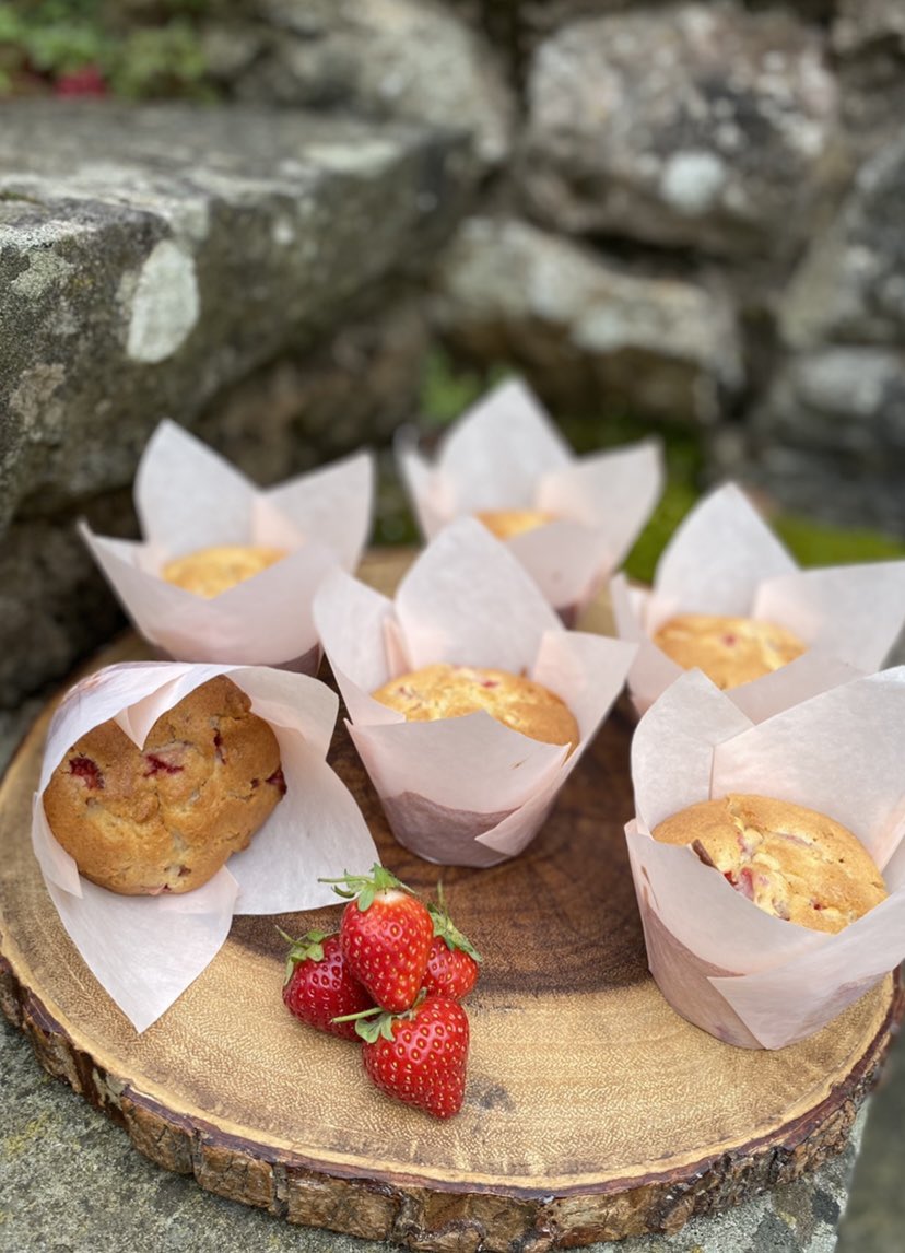 🎾Strawberry & White Chocolate Muffins🎾To celebrate the start of #wimbledon 
why not make a nice summer muffin? 
sarahsslice.co.uk/post/strawberr…
#bakingblog #Foodwriter #baker #bakinglove  #bake #recipes #recipe #bakingtime #foodies #sarahsslice #muffins #muffinrecipe  #wimbledon2023