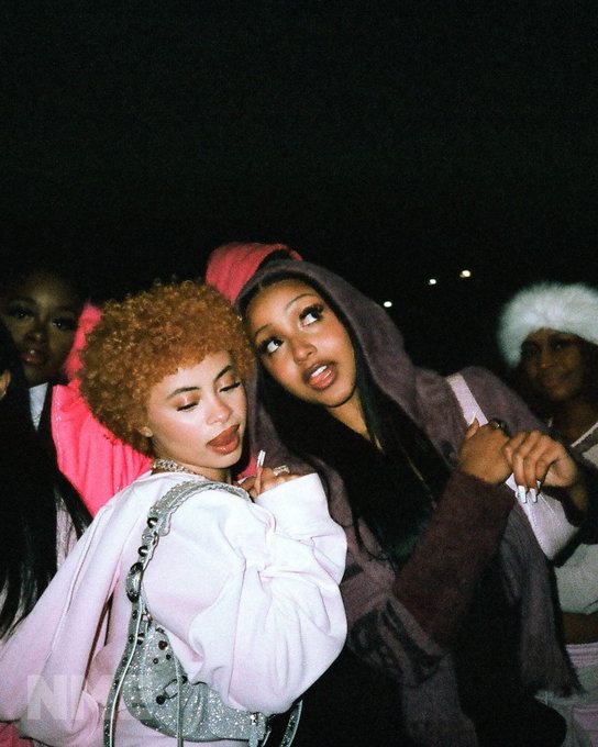 chartdata's tweet photo. Ice Spice ties Morgan Wallen as the artist with the most new top 10 hits on the Hot 100 in 2023 (4):
#2 Karma with @taylorswift13
#3 Boy's A Liar with @pinkpantheress2
#4 Princess Diana with @NICKIMINAJ
#7 Barbie World with Nicki &amp; AQUA https://t.co/mw98TRlZcU