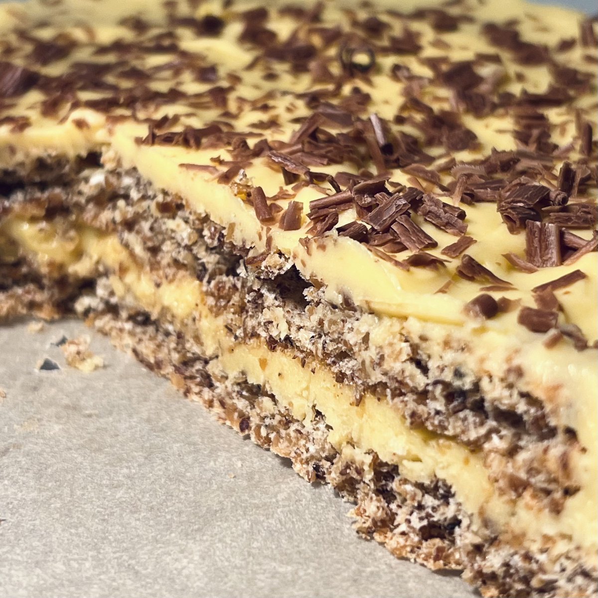 Если вы соскучились по миндальным тортикам из IKEA, то вот, пожалуйста. Рецепт проверил, это он. Сразу есть нельзя, только после ночи в холодильнике, чтобы миндальные коржи пропитались крэмом.

Рецепт под этим постом (взял из книги «Согревающая выпечка из Скандинавии с любовью»)