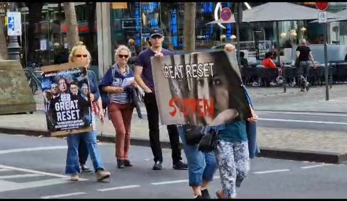 Anonymatiker's tweet photo. #Antisemitische #Verschwörungstheorien beim #montagsspaziergang in #köln.
#k0307 https://t.co/XiQFwt1ZmT