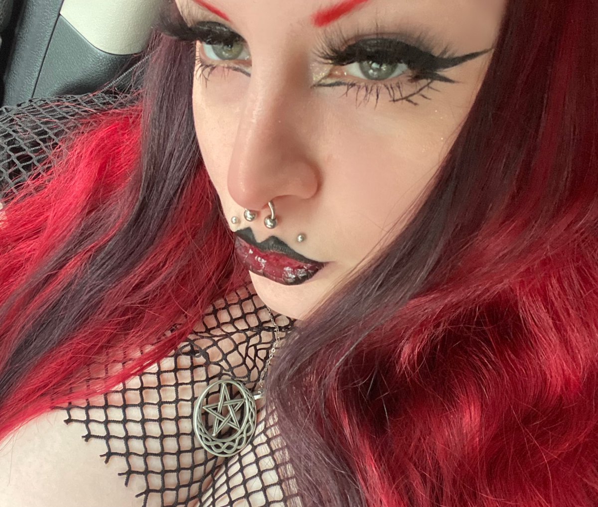 lunarmoonwitchx's tweet photo. The face/The ass https://t.co/QmbyNsU3Gs