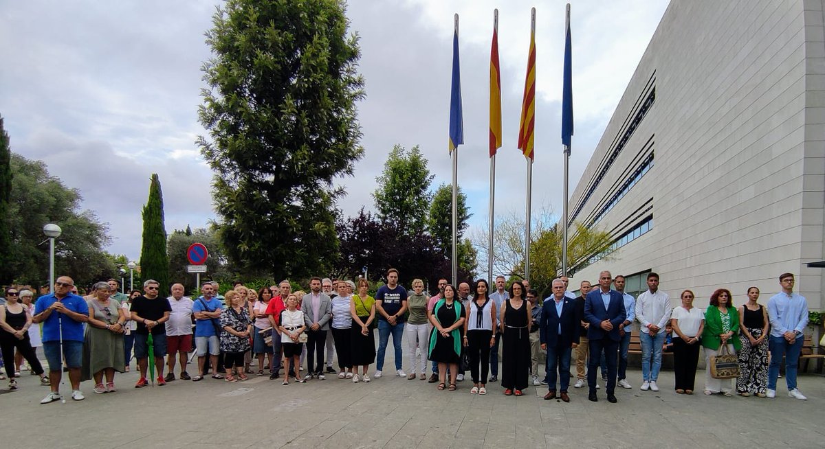⚫️S'ha fet un minut de silenci a #Salou, per la mort d'una dona, víctima de violència de gènere. Ha assistit  l'alcalde <a href="/PereGranados/">Pere Granados</a>, la consellera <a href="/igualtatcat/">Igualtat i Feminisme</a>, Tània Verge, la directora per a l'erradicació de les violències masclistes, Laia Rosich, i regidors i regidores.