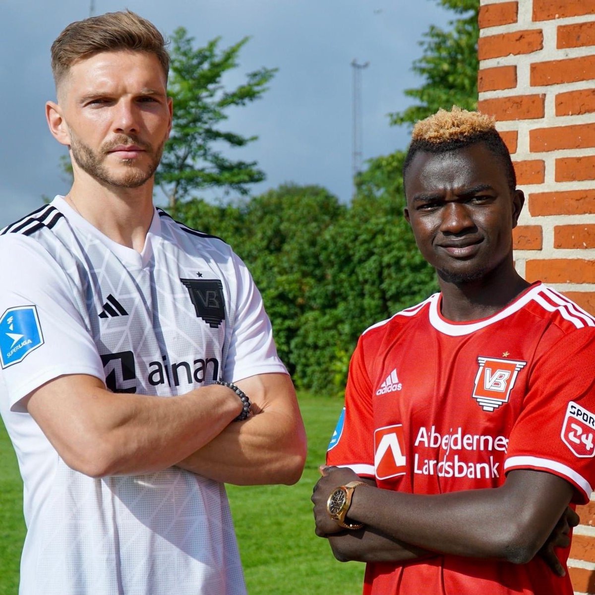 Jeg er meget stolt og taknemmelig over muligheden for at komme til Vejle Boldklub. Dette er en klub med en rig historie og en by med passion for fodbold. Jeg kan næsten ikke vente med at komme i gang med at bidrage til klubbens udvikling og holdets præstationer.
<a href="/Vejle_B/">Vejle Boldklub</a> 🔴⚪️💪🏻