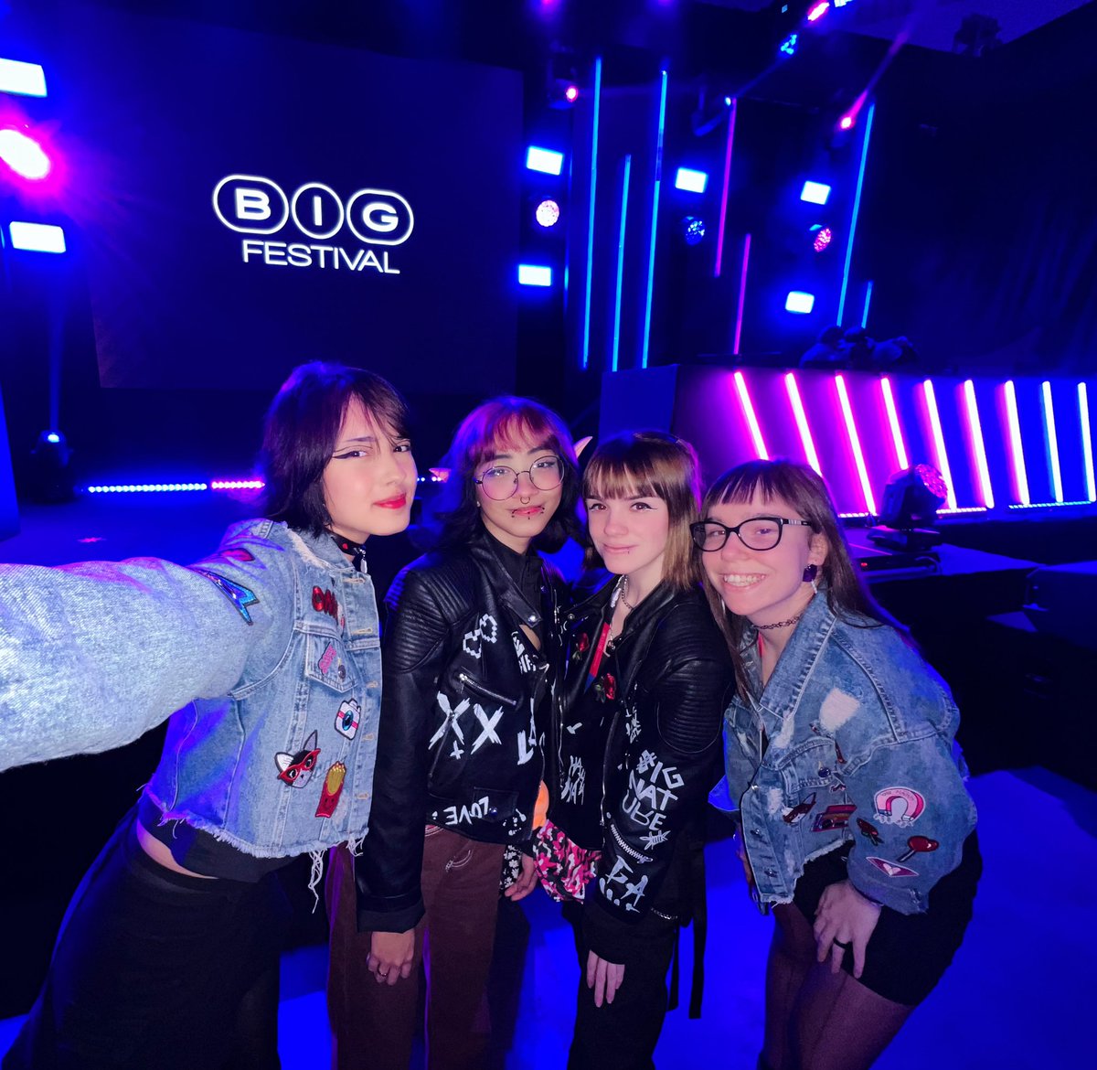Vips - Oficial (@s2vips) on Twitter photo Teve elenco da Vips arrasando nesse big festival 🤍 Quem mais tava por lá? Gostaram do evento? Teve elenco da Vips arrasando nesse big festival 🤍 Quem mais tava por lá? Gostaram do evento?
