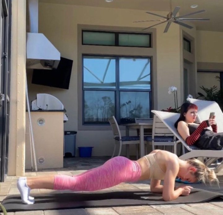 yemin ederim beynimde iki kisi yasiyor 
iki kisi :