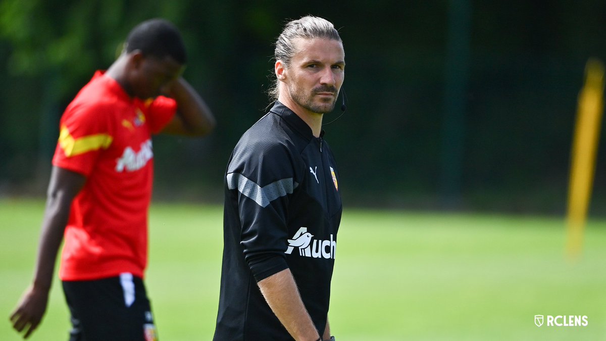 RCLens's tweet photo. 𝐂𝐨𝐦𝐦𝐮𝐧𝐢𝐪𝐮𝐞́ 𝐝𝐮 𝐑𝐚𝐜𝐢𝐧𝐠
 
Dans la plus grande écoute et le plus sincère respect, le Racing Club de Lens annonce ce jour avoir accédé à la demande de Yannick Cahuzac d’être libéré de son contrat d’entraîneur adjoint.

▶️ https://t.co/2d4ninzqJW

#RCLens https://t.co/SGESEsYmPB