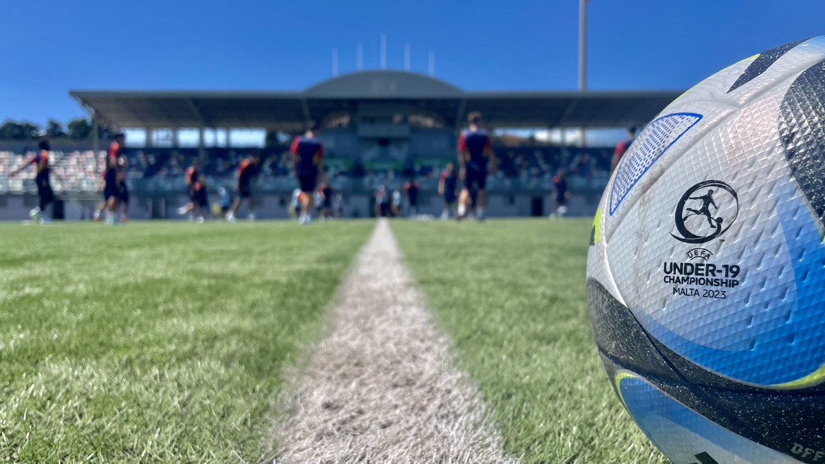 SEFutbol's tweet photo. 🤩 ¡𝕊𝕆𝕃𝕆 𝔽𝔸𝕃𝕋𝔸ℕ 𝟚𝟜 ℍ𝕆ℝ𝔸𝕊!

⌛ 𝗠𝗮𝗻̃𝗮𝗻𝗮, a las 𝟮𝟭:𝟭𝟱 horas, la @SEFutbol sub-19 debuta en el Europeo de Malta ante Islandia 🇮🇸.

🏟 Los nuestros ya conocen el 𝑪𝙚𝒏𝙩𝒆𝙣𝒂𝙧𝒚 𝑺𝙩𝒂𝙙𝒊𝙪𝒎, escenario del partido.

#U19EURO | #VolverAGanar https://t.co/iZPeKuF6pb