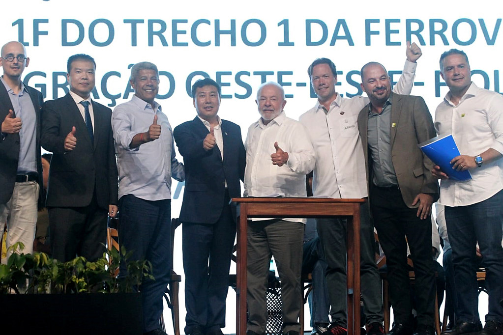 governodabahia's tweet photo. Foi dada a largada! 🏁🚂
Nesta segunda (3), assinamos, junto ao @govbr, a ordem de serviço para execução das obras da Ferrovia Oeste-Leste (#FIOL), em cerimônia realizada no município de Ilhéus. Confira os detalhes no fio 🧶 https://t.co/6ythnIZjMh