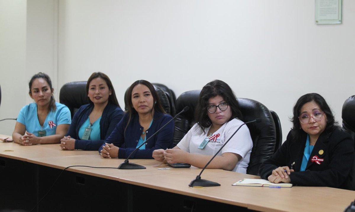 MTPE_Peru's tweet photo. Los trabajadores de la salud estuvieron acompañados por los congresistas Alex Paredes e Isabel Cortez (@chabelitacongre). https://t.co/GBDACuO1w9