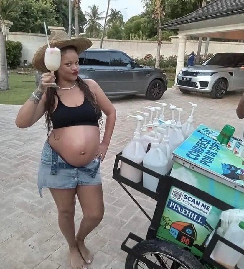 GossipRoomOff's tweet photo. Rihanna il y a deux jours à la Barbade 🤰🏽🇧🇧 https://t.co/qlo2Xh8On0