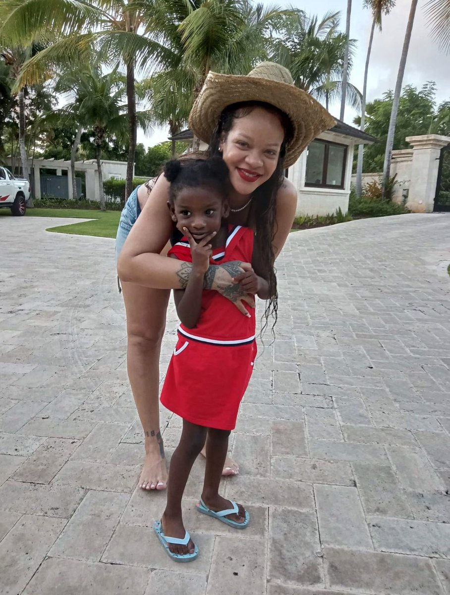 GossipRoomOff's tweet photo. Rihanna il y a deux jours à la Barbade 🤰🏽🇧🇧 https://t.co/qlo2Xh8On0