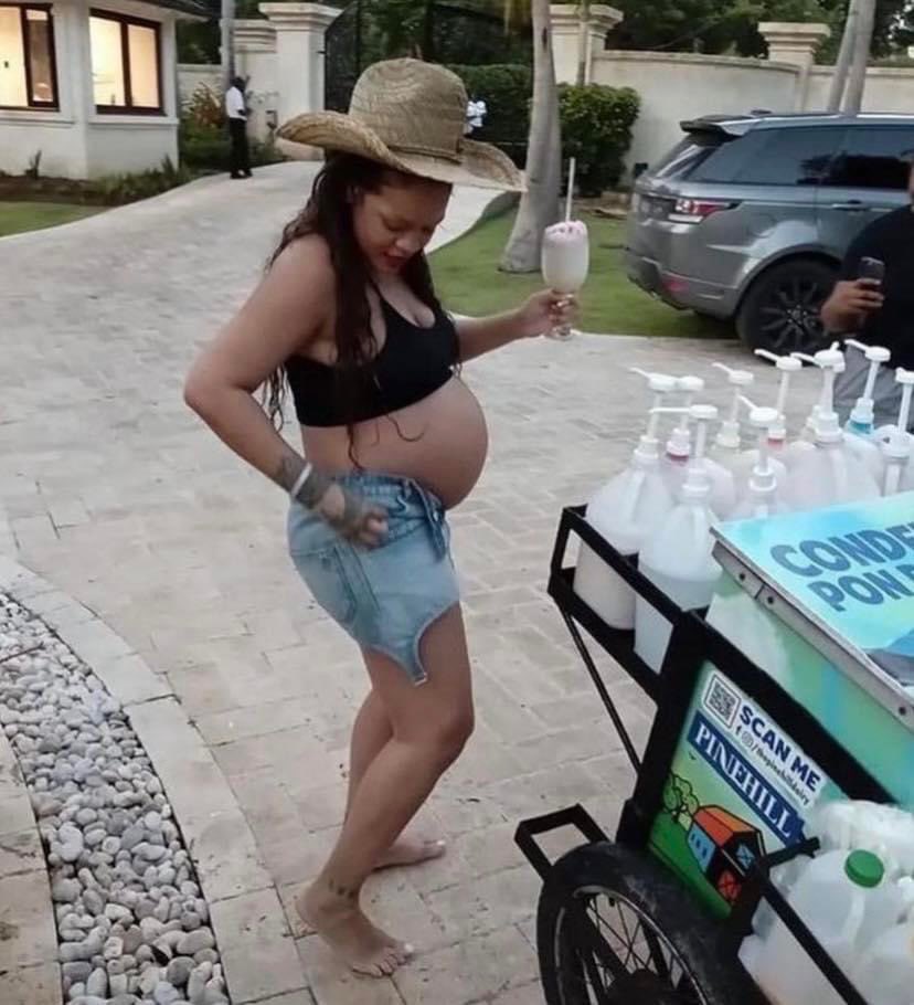 GossipRoomOff's tweet photo. Rihanna il y a deux jours à la Barbade 🤰🏽🇧🇧 https://t.co/qlo2Xh8On0