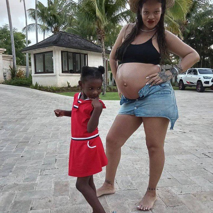 GossipRoomOff's tweet photo. Rihanna il y a deux jours à la Barbade 🤰🏽🇧🇧 https://t.co/qlo2Xh8On0