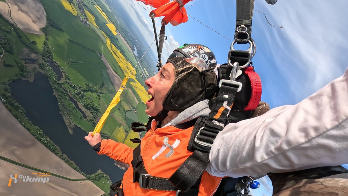 Es gibt kein besseres Gefühl, als etwas von deiner Bucket List zu streichen. Außer vielleicht aus einem Flugzeug zu springen. 😁

#gojump #maketheskyyourplayground  #tandemjump #überraschung  #klimaneutraleabsetzflüge #klimaneutral