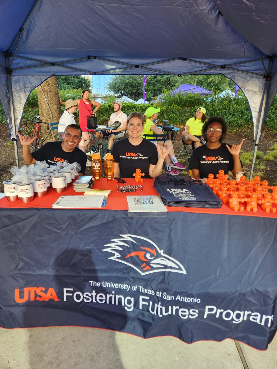 UTSA's tweet photo. It’s a pickleball summer for our Fostering Futures Roadrunners! Our 'Runners participated in a pickleball tournament last week, and educated tournament goers on the program. 🤩 Looks like they had a ton of fun! 🥳

#UTSA #ShowMeYourSummer https://t.co/cannR4nwpl