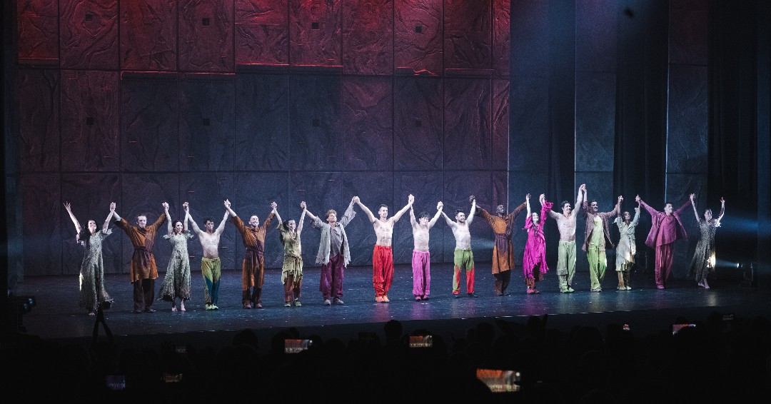 The full cast for this musical spectacular consists of 7 soloists, 5 acrobats, 2 breakdancers and 16 members of the dance ensemble! 

Photos: Marcus Middleton