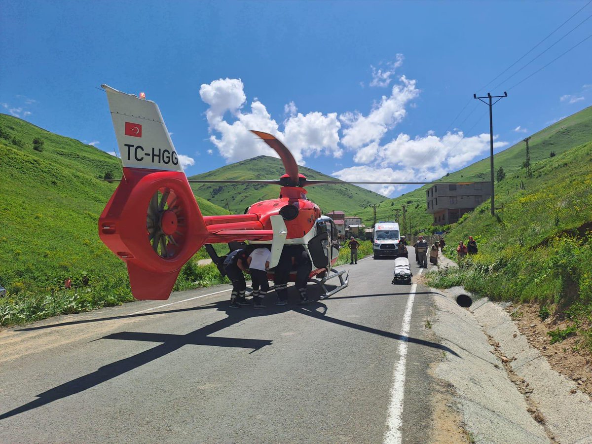 drfahrettinkoca's tweet photo. Trabzon’un Köprübaşı ilçesi Arpalı köyünden hastaneye karayoluyla 1,5 saatte ulaştırılması mümkün olan 75 yaşındaki hastamız Helikopter Ambulansla KTÜ Tıp Fakültesi Aciline sadece 20 dakikada ulaştırıldı. Hava ambulansların bu farkı çoğu vakada “hayat” farkıdır. https://t.co/urjT4oAeLK
