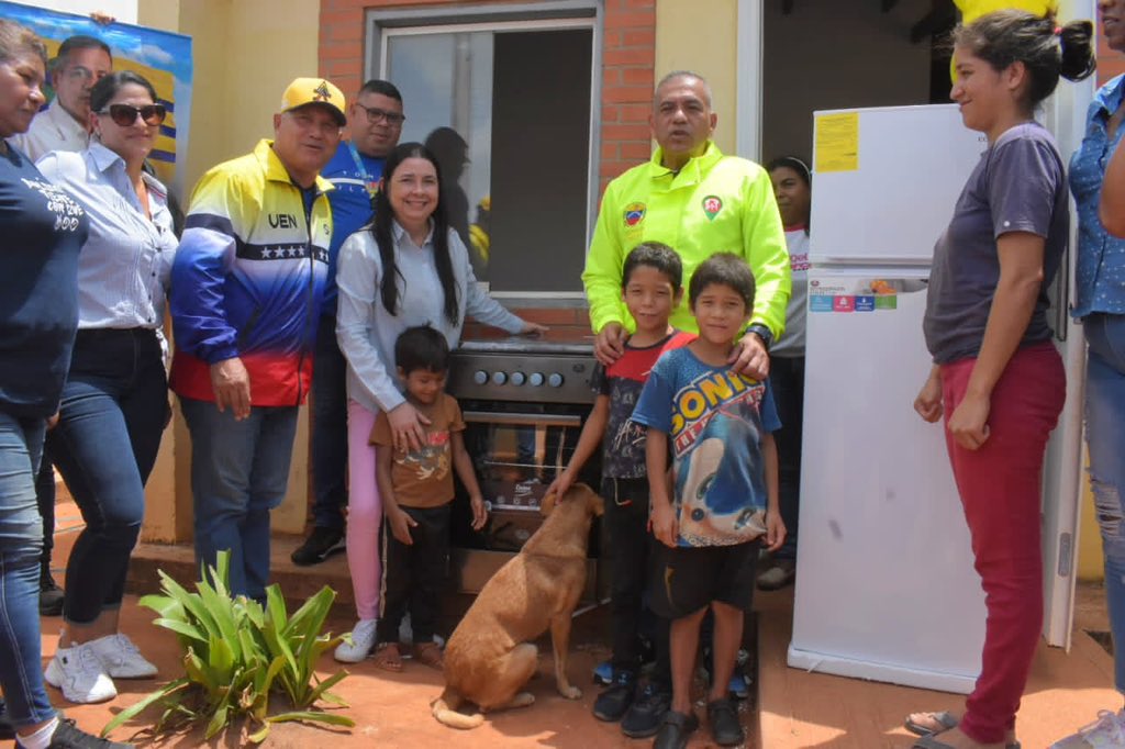 amarcanopsuv's tweet photo. Honrando el compromiso con las personas afectadas por las lluvias en Ciudad Bolívar.  Estos enseres los manda el presidente @NicolasMaduro con todo el amor que le tiene al pueblo @delcyrodriguezv @dcabellor https://t.co/KSCW1TFNqo