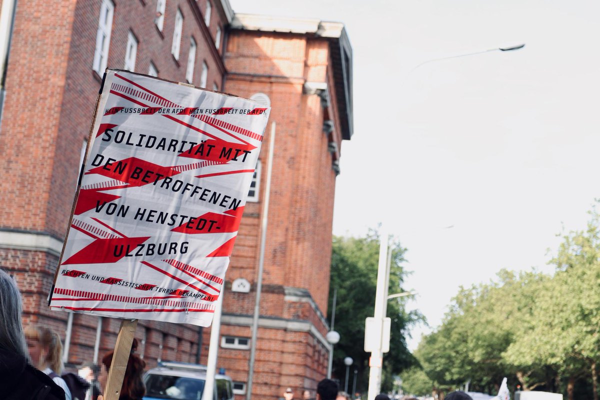 Über 100 #Antifa|s, einige aus anderen Städten angereist, versammelten sich Montagmorgen vorm Landgericht #Kiel zur Kundgebung am 1. Prozesstag gegen Melvin Sch., Täter der rechten &amp; rassistischen Autoattacke von #Henstedt-#Ulzburg - ein Kraft spendender Ausdruck der Solidarität.