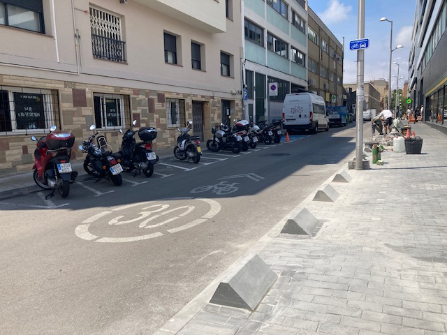 Més obstacles i menys accessibilitat pels vianants en uns carrers molt tensionats i poc amables amb les persones amb mobilitat reduïda.
Decepcionant mesura per combatre l'incivisme dels conductors. L'OOMM de circulació ja preveu mesures per evitar-ho,només cal portar-les a terme.