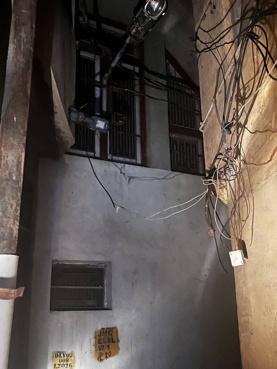 raghavk33's tweet photo. @MORTHIndia @EESL_India There has been more than 48 hours in raising a complaint and 5 days without street lights in our lane. No resolution. How would you suggest us to walk in this dark zone? The complaint number raised with EESL is SLJK00039552. https://t.co/eNkQXZh3Fa