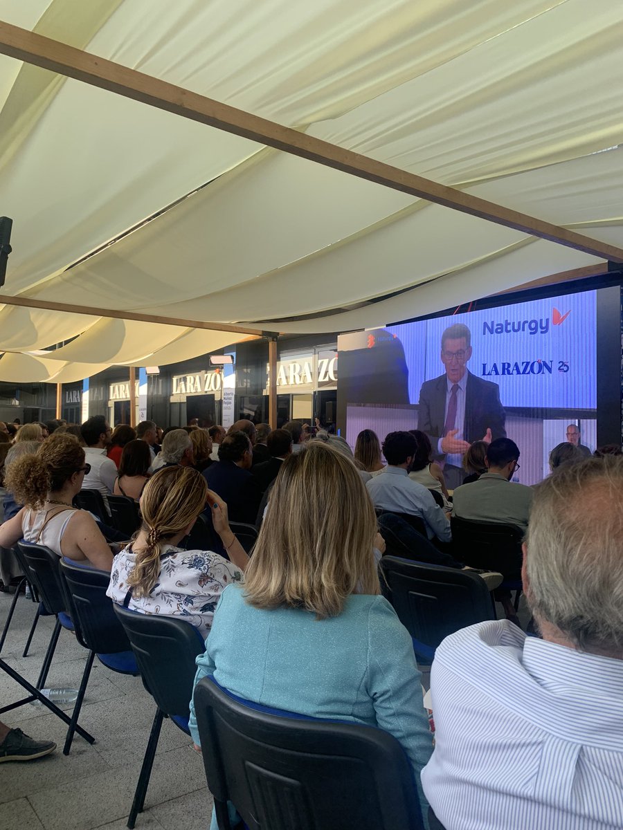 barnavarro's tweet photo. Gran convocatoria de @larazon en el encuentro con @NunezFeijoo. Recuperación económica y prosperidad, libertad y paz social como objetivos de gobierno. #LRFeijóo https://t.co/khxAmv8ivW
