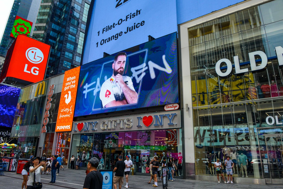 FURIA's tweet photo. O Brasil, a FURIA, o FalleN. Tamo na Times Square! 🇧🇷 https://t.co/JtzOBN1dBQ