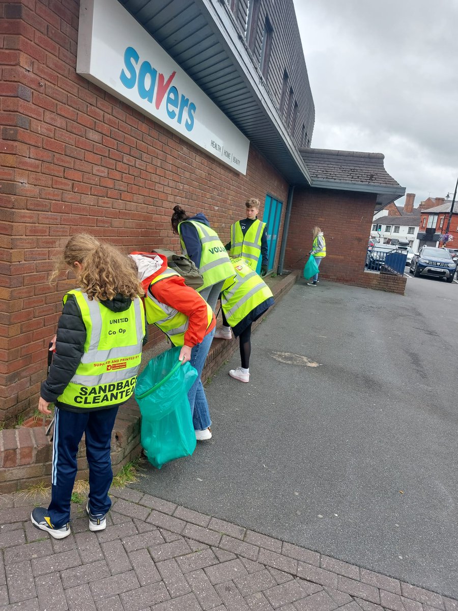 Big shout out to the #SUFC U12s girls team who spent Sunday morning helping to keep #sandbach park clean &amp; tidy. The girls and their parents thoroughly enjoyed helping out!

Thanks to Friends of Sandbach Park for having us and Sandbach Clean Team for loaning the equipment 👏